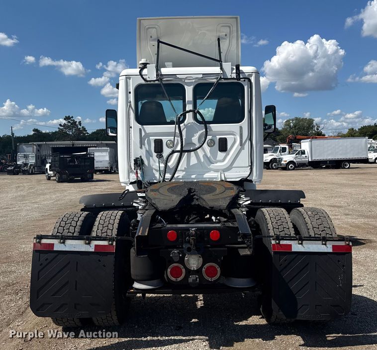 image for item NU9679 2015 Freightliner Cascadia 113 semi truck