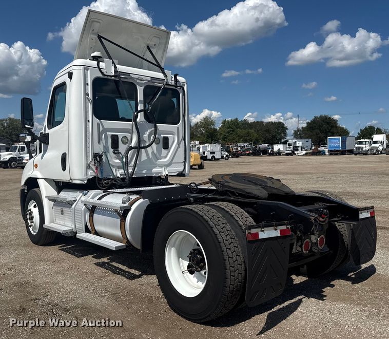 image for item NU9679 2015 Freightliner Cascadia 113 semi truck