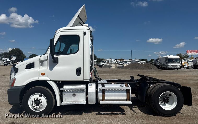 image for item NU9679 2015 Freightliner Cascadia 113 semi truck