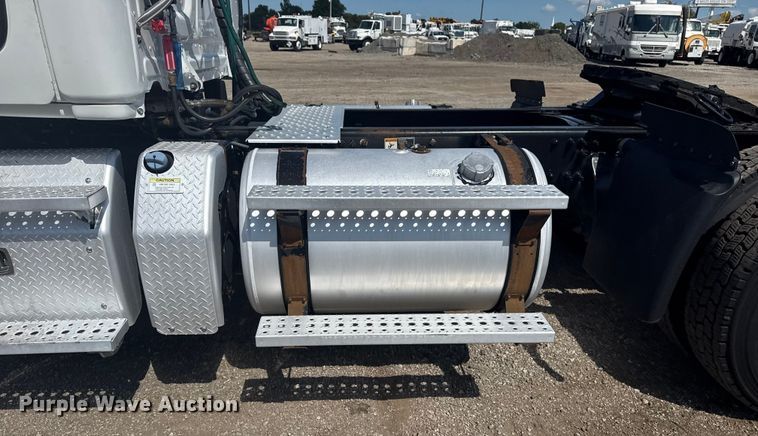 image for item NU9679 2015 Freightliner Cascadia 113 semi truck