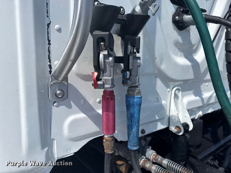 image for item NU9679 2015 Freightliner Cascadia 113 semi truck