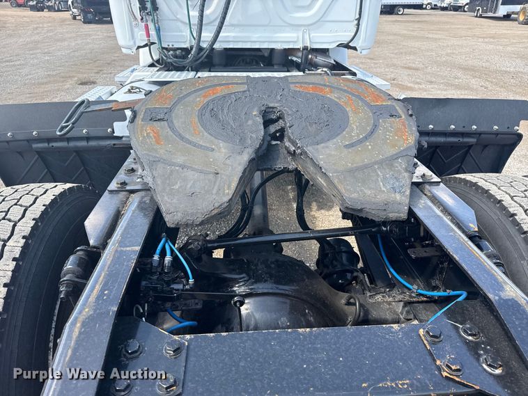 image for item NU9679 2015 Freightliner Cascadia 113 semi truck