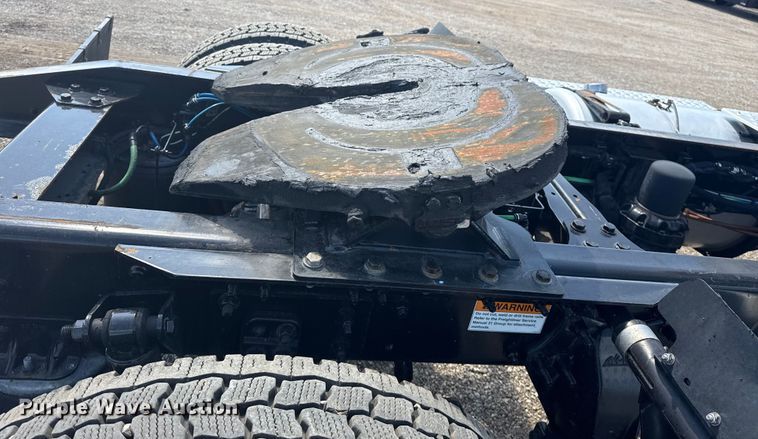 image for item NU9679 2015 Freightliner Cascadia 113 semi truck