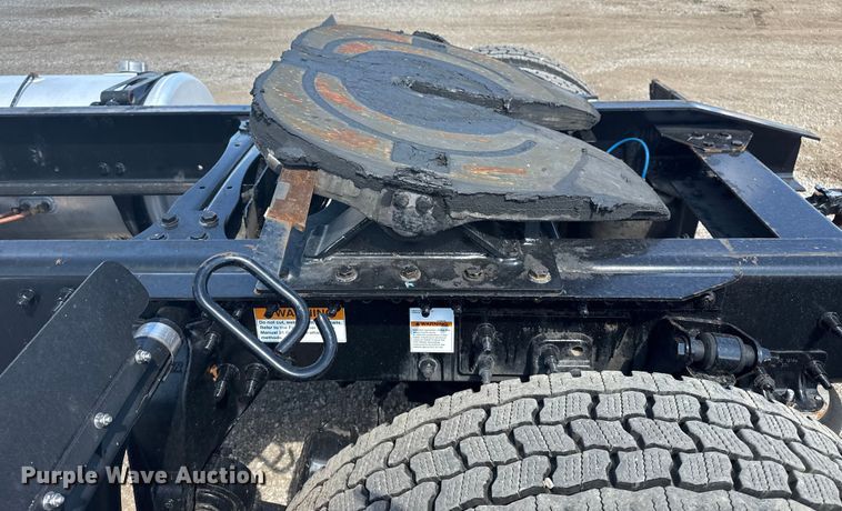 image for item NU9679 2015 Freightliner Cascadia 113 semi truck