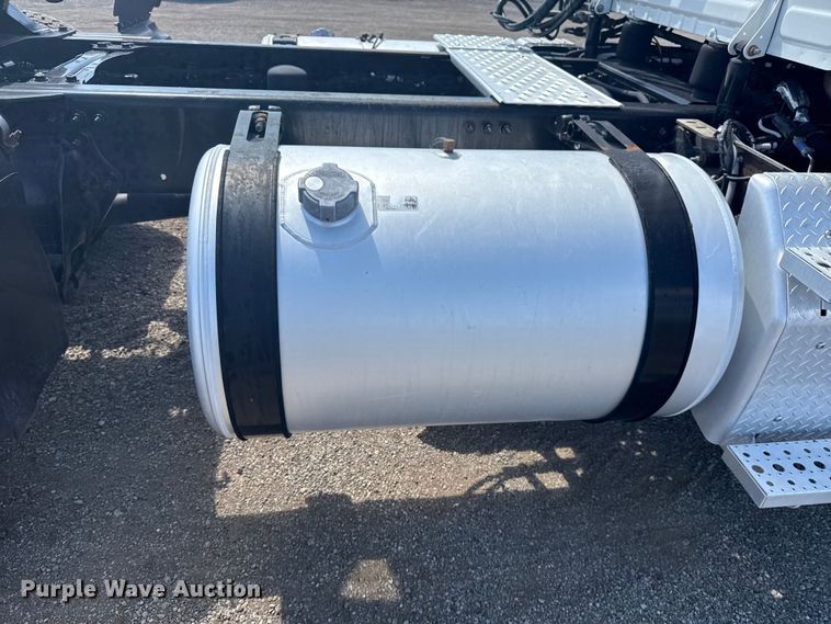 image for item NU9679 2015 Freightliner Cascadia 113 semi truck