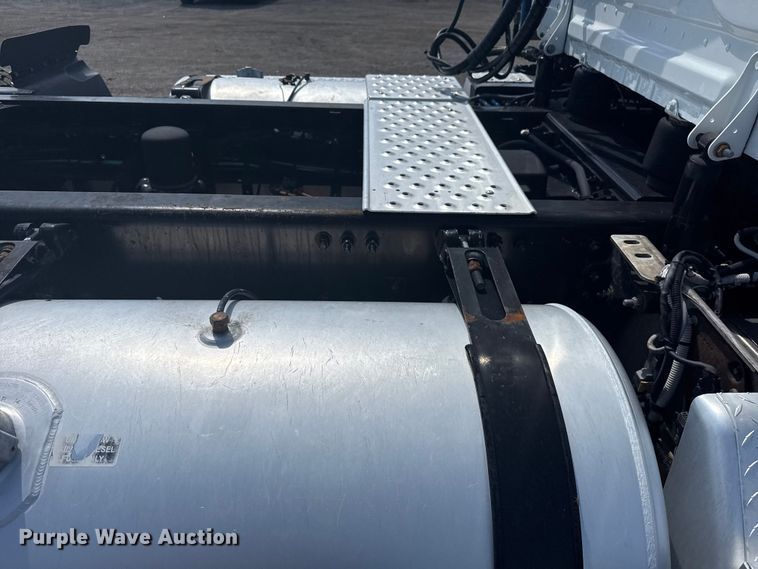 image for item NU9679 2015 Freightliner Cascadia 113 semi truck