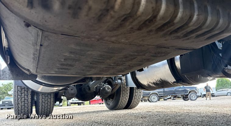 image for item NU9679 2015 Freightliner Cascadia 113 semi truck