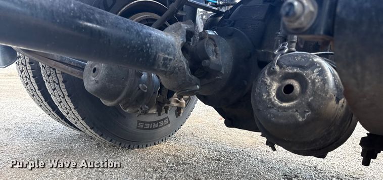 image for item NU9679 2015 Freightliner Cascadia 113 semi truck