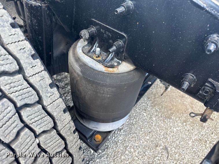 image for item NU9679 2015 Freightliner Cascadia 113 semi truck