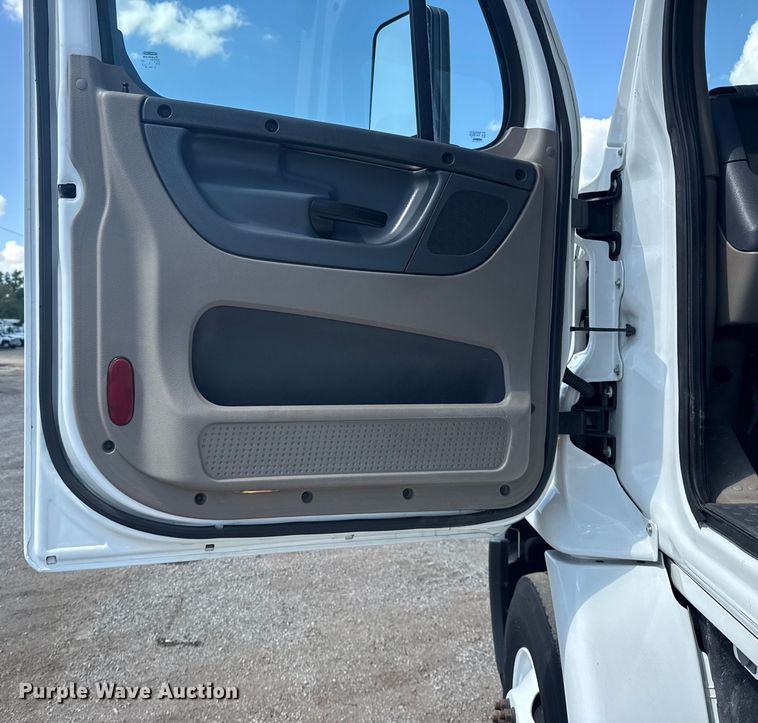 image for item NU9679 2015 Freightliner Cascadia 113 semi truck