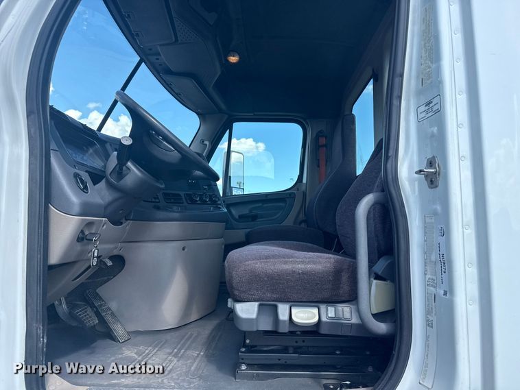 image for item NU9679 2015 Freightliner Cascadia 113 semi truck