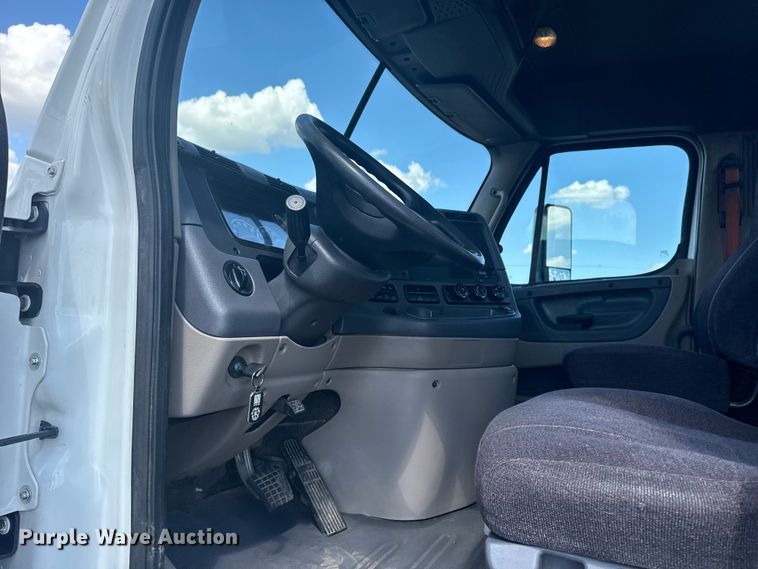 image for item NU9679 2015 Freightliner Cascadia 113 semi truck