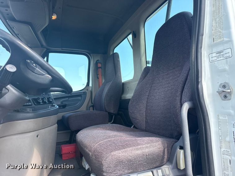 image for item NU9679 2015 Freightliner Cascadia 113 semi truck