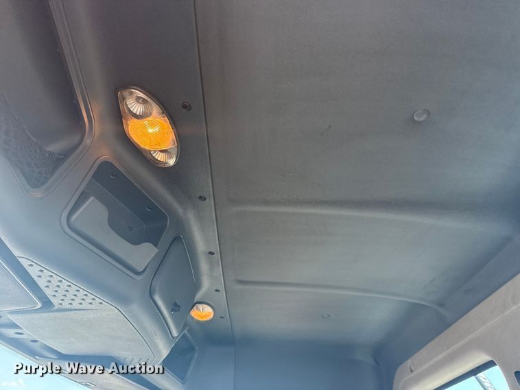 image for item NU9679 2015 Freightliner Cascadia 113 semi truck