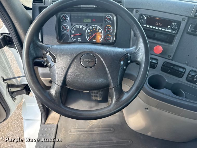 image for item NU9679 2015 Freightliner Cascadia 113 semi truck