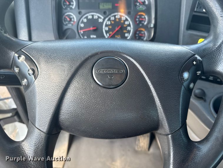 image for item NU9679 2015 Freightliner Cascadia 113 semi truck