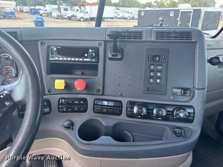 image for item NU9679 2015 Freightliner Cascadia 113 semi truck