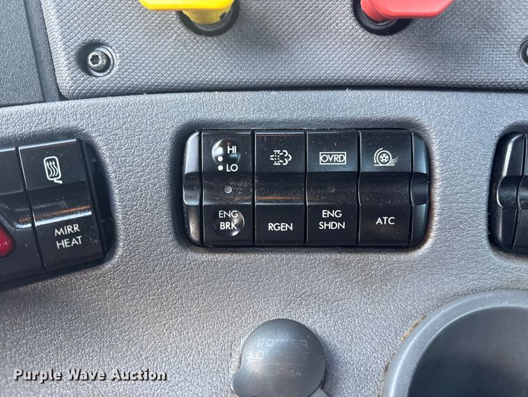 image for item NU9679 2015 Freightliner Cascadia 113 semi truck