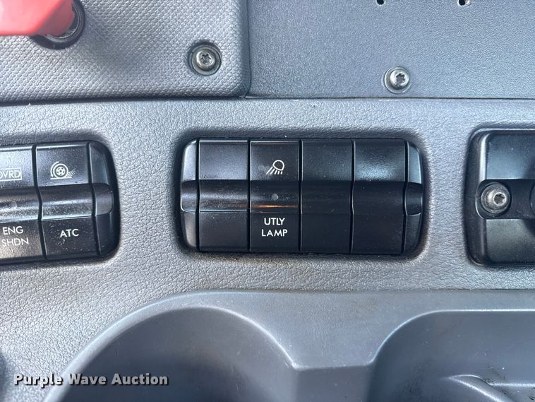 image for item NU9679 2015 Freightliner Cascadia 113 semi truck