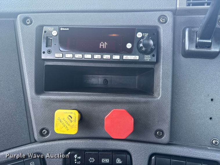 image for item NU9679 2015 Freightliner Cascadia 113 semi truck