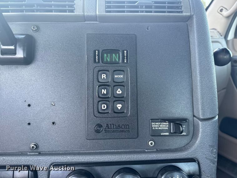 image for item NU9679 2015 Freightliner Cascadia 113 semi truck