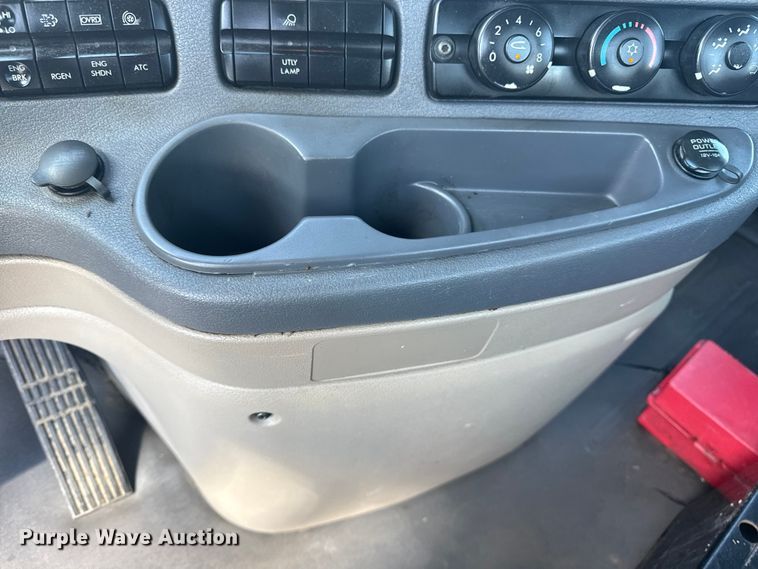 image for item NU9679 2015 Freightliner Cascadia 113 semi truck