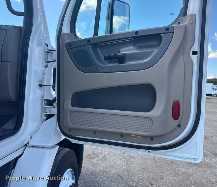 image for item NU9679 2015 Freightliner Cascadia 113 semi truck