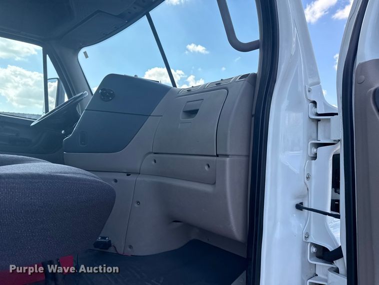 image for item NU9679 2015 Freightliner Cascadia 113 semi truck