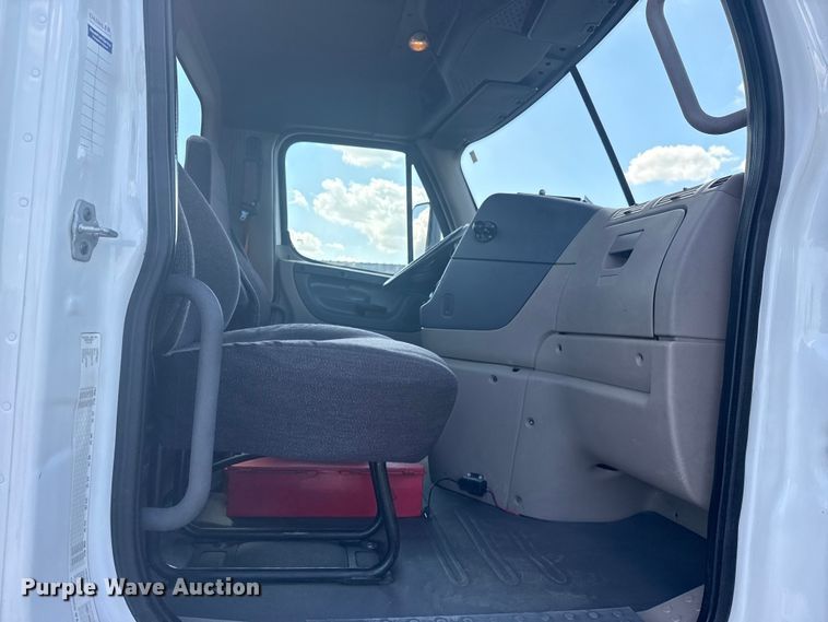 image for item NU9679 2015 Freightliner Cascadia 113 semi truck