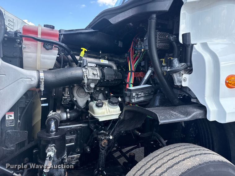 image for item NU9679 2015 Freightliner Cascadia 113 semi truck