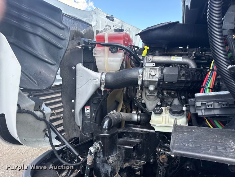 image for item NU9679 2015 Freightliner Cascadia 113 semi truck