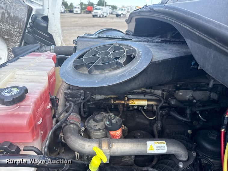 image for item NU9679 2015 Freightliner Cascadia 113 semi truck