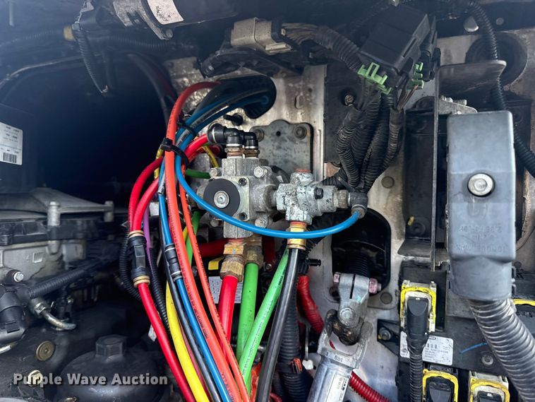 image for item NU9679 2015 Freightliner Cascadia 113 semi truck