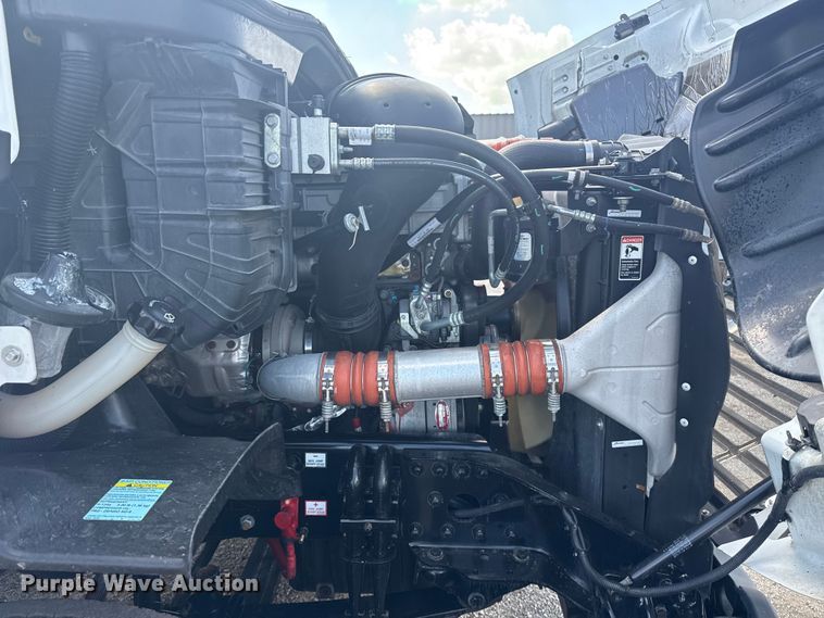 image for item NU9679 2015 Freightliner Cascadia 113 semi truck