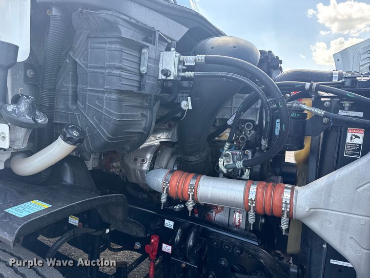 image for item NU9679 2015 Freightliner Cascadia 113 semi truck