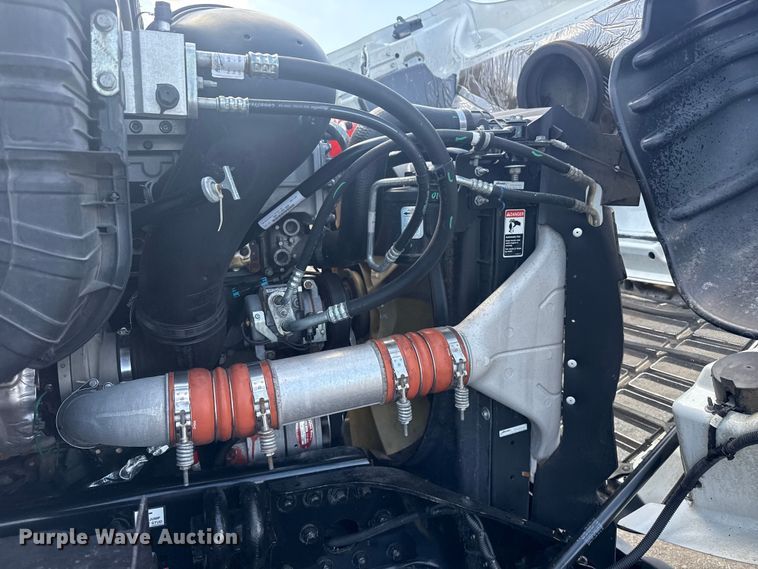 image for item NU9679 2015 Freightliner Cascadia 113 semi truck