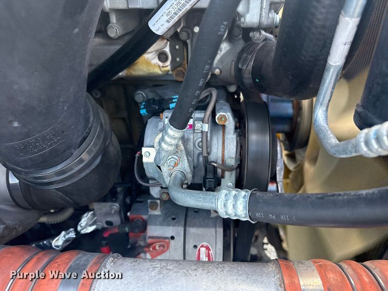 image for item NU9679 2015 Freightliner Cascadia 113 semi truck