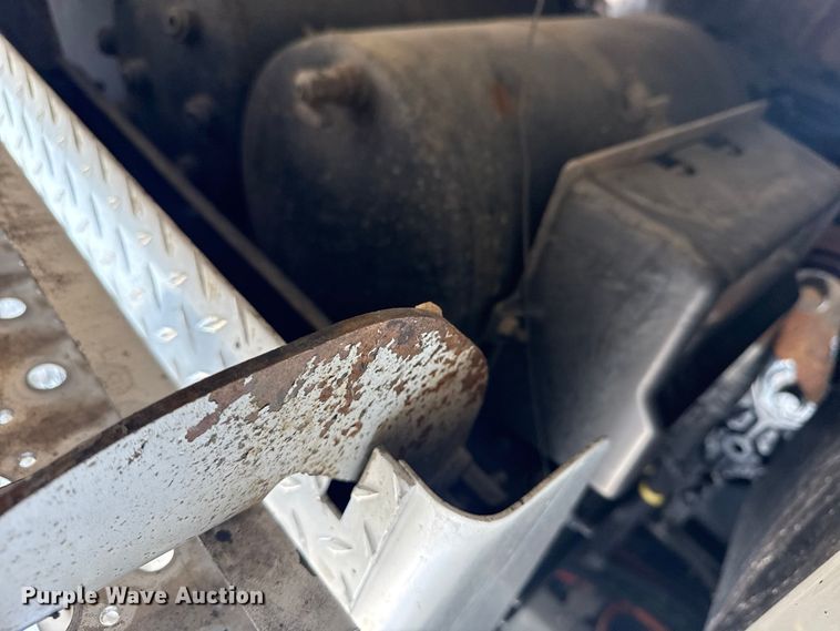 image for item NU9679 2015 Freightliner Cascadia 113 semi truck