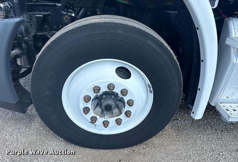 image for item NU9679 2015 Freightliner Cascadia 113 semi truck