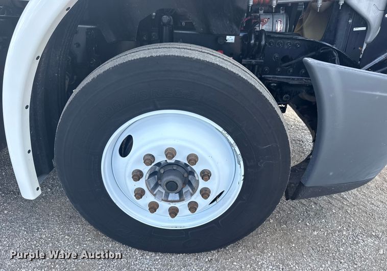 image for item NU9679 2015 Freightliner Cascadia 113 semi truck