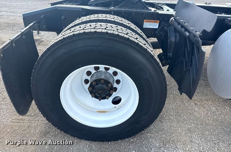 image for item NU9679 2015 Freightliner Cascadia 113 semi truck