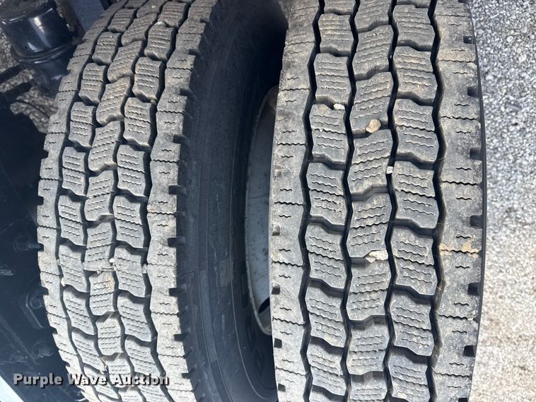 image for item NU9679 2015 Freightliner Cascadia 113 semi truck