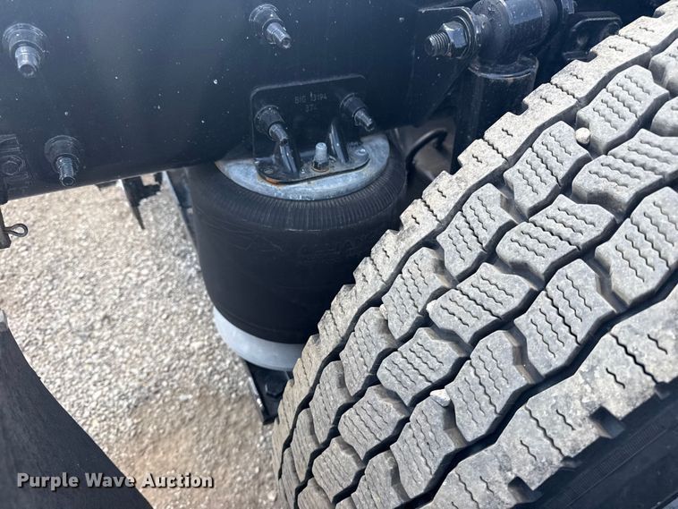 image for item NU9679 2015 Freightliner Cascadia 113 semi truck