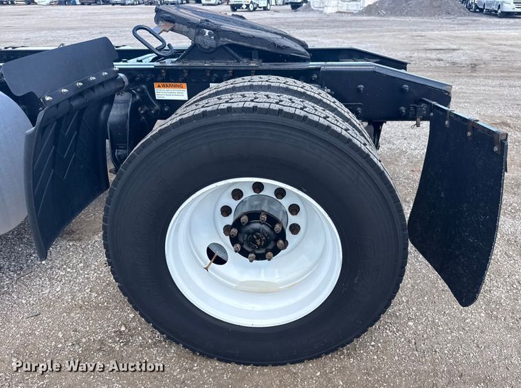 image for item NU9679 2015 Freightliner Cascadia 113 semi truck