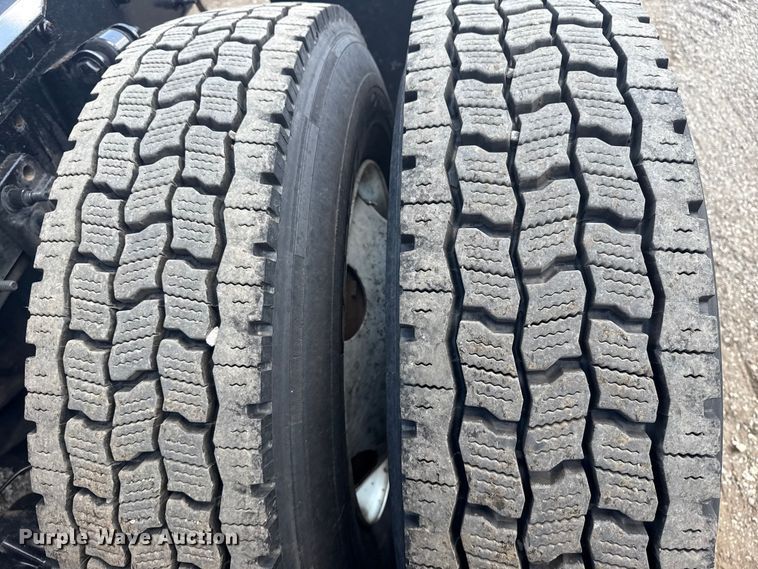 image for item NU9679 2015 Freightliner Cascadia 113 semi truck