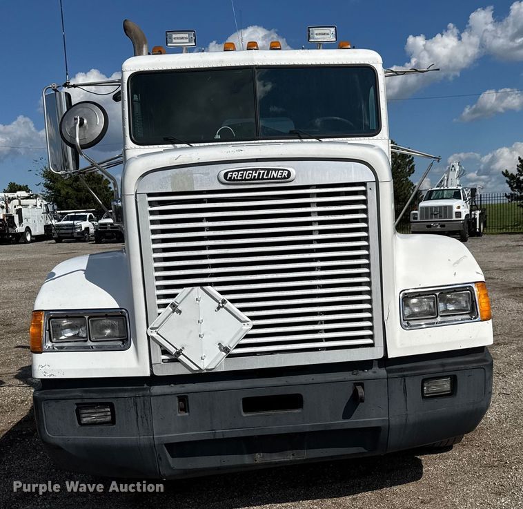 image for item NU9697 2000 Freightliner FLD semi truck
