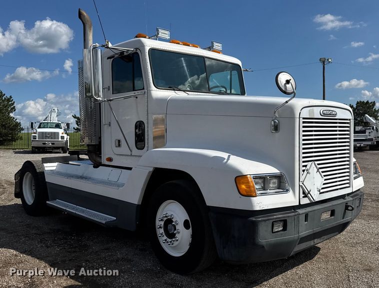 image for item NU9697 2000 Freightliner FLD semi truck