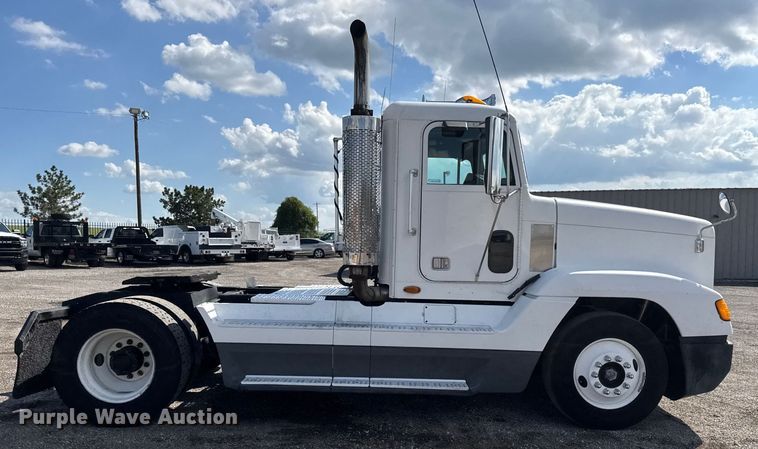 image for item NU9697 2000 Freightliner FLD semi truck