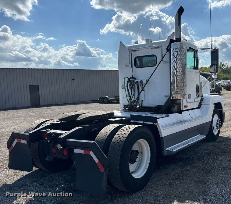 image for item NU9697 2000 Freightliner FLD semi truck