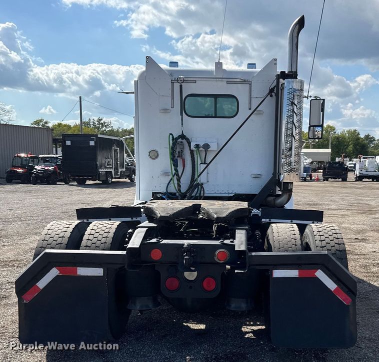 image for item NU9697 2000 Freightliner FLD semi truck